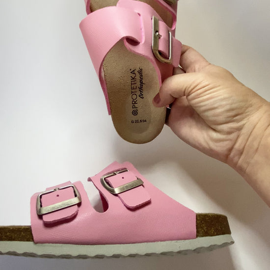 Presentation of the model Pink orthopedic sandals for older girls T94
