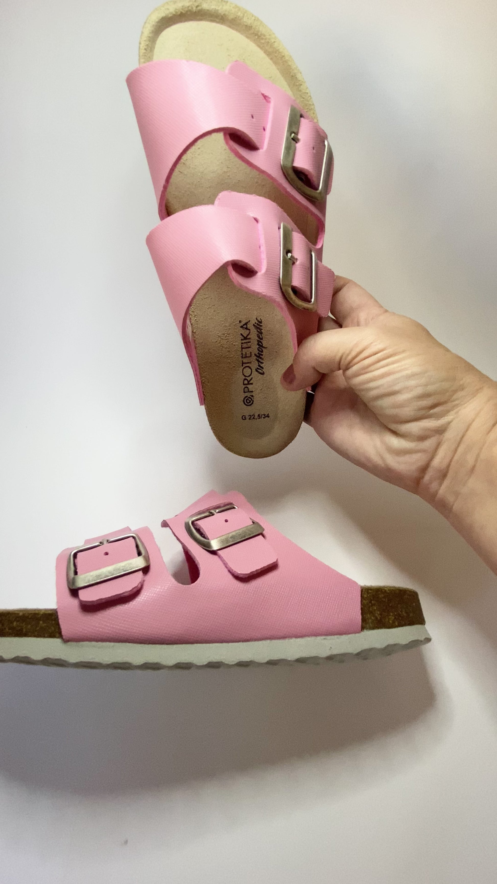 Presentation of the model Pink orthopedic sandals for older girls T94