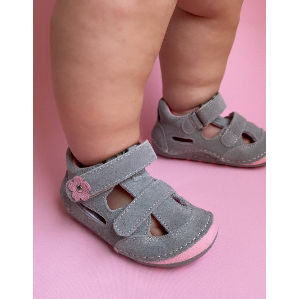 Grey minimalist shoes for small girls, wide fit