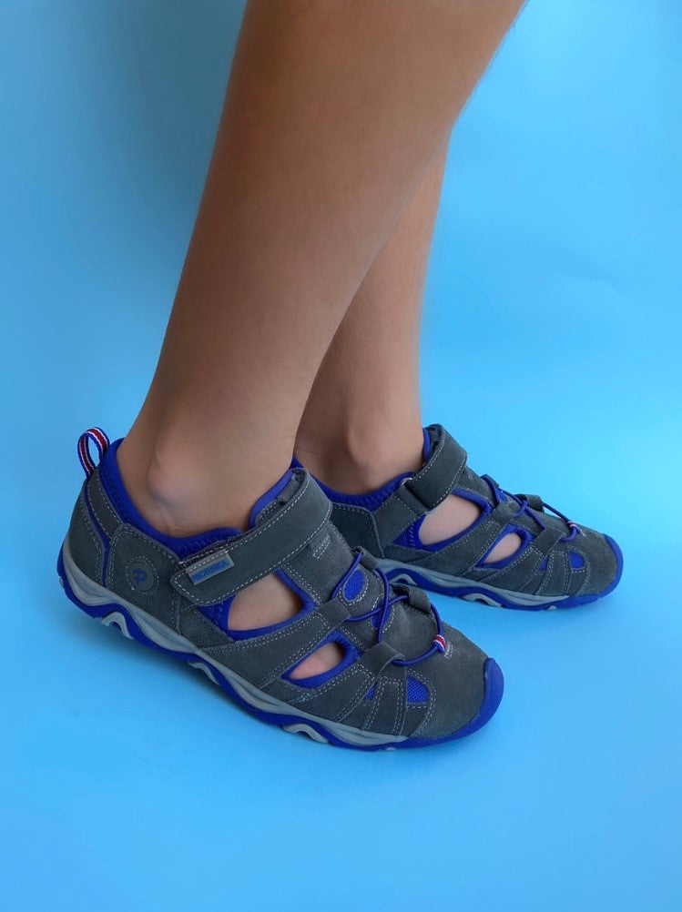 DAFY grey sandals for older boys, made by Protetika, are comfortable sandals with supporting elements: Removable arch support insole and a solid heel counter.