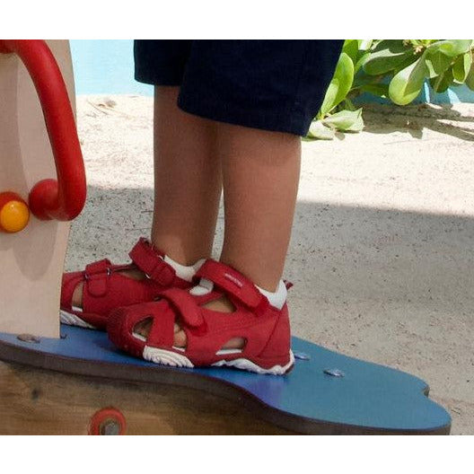Toddler sandals suitable for busy children, support their foot arch, and keeping the heels in a straight position.