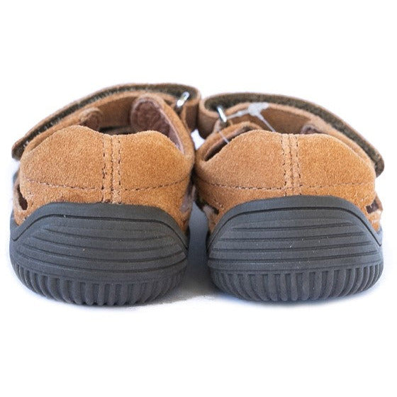 Minimalist barefoot sneakers for first walkers, suitable for girls and boys, with removable flat insoles and soft heel counters.