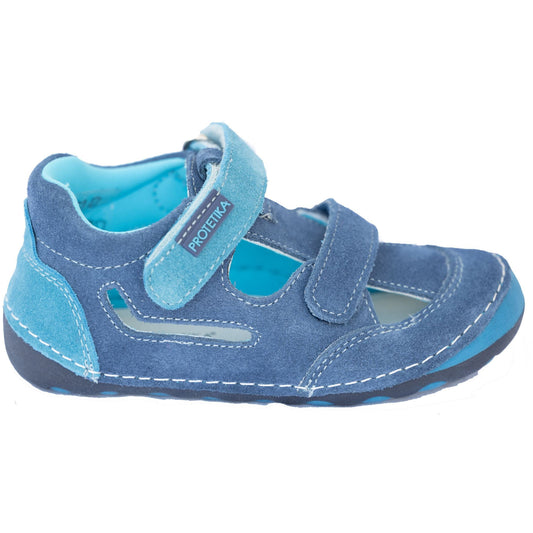 FLIP blue barefoot sneaker for toddlers has a wide cut, thus is suitable for children with wide feet. The removable insole is flat, there is no arch support. The heel is flexible and not solid.