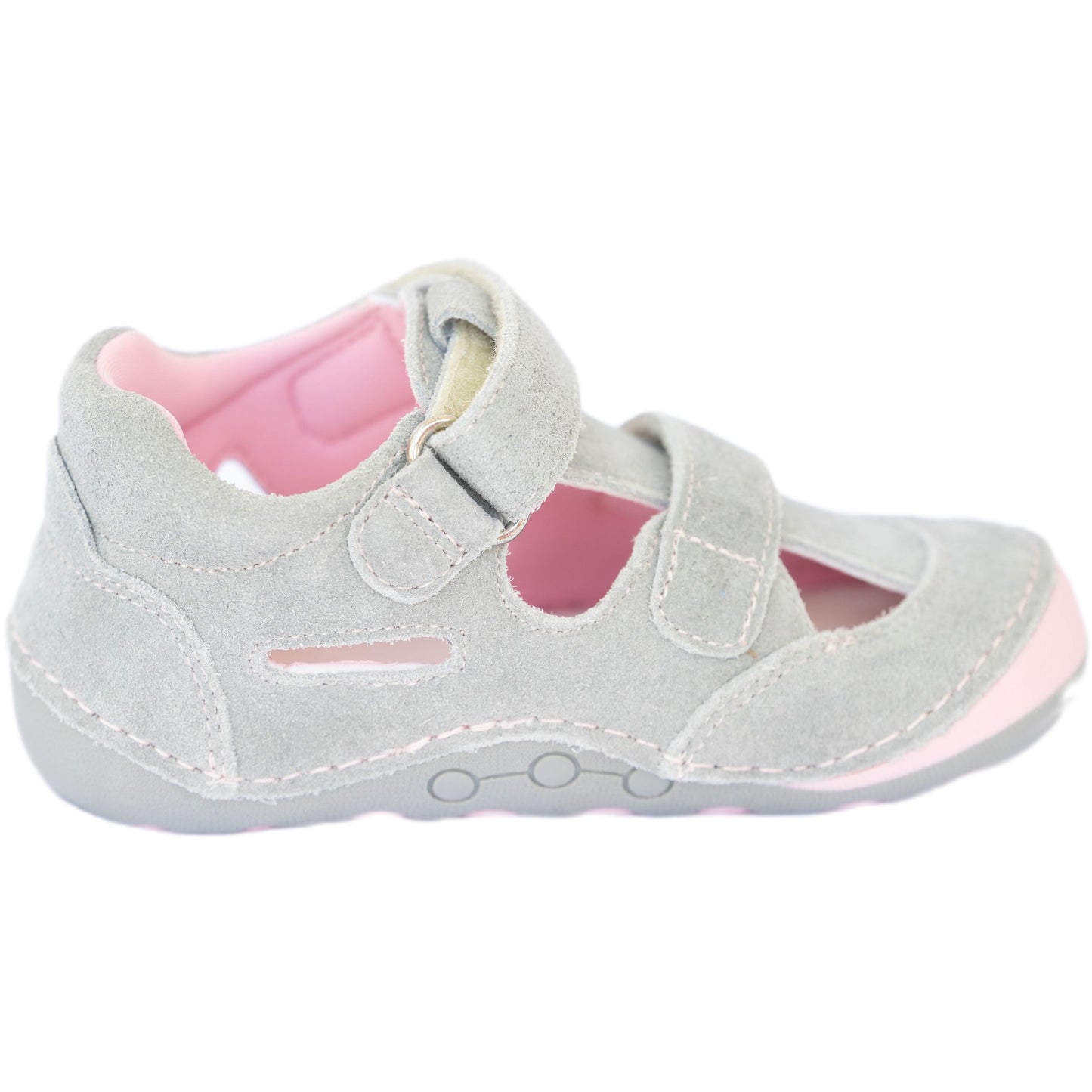 FLIP gris toddler girl barefoot sneaker is suitable for normal to wider foot. It has a beautiful design of light grey and pink colours. The sole and the heel counter are very flexible.