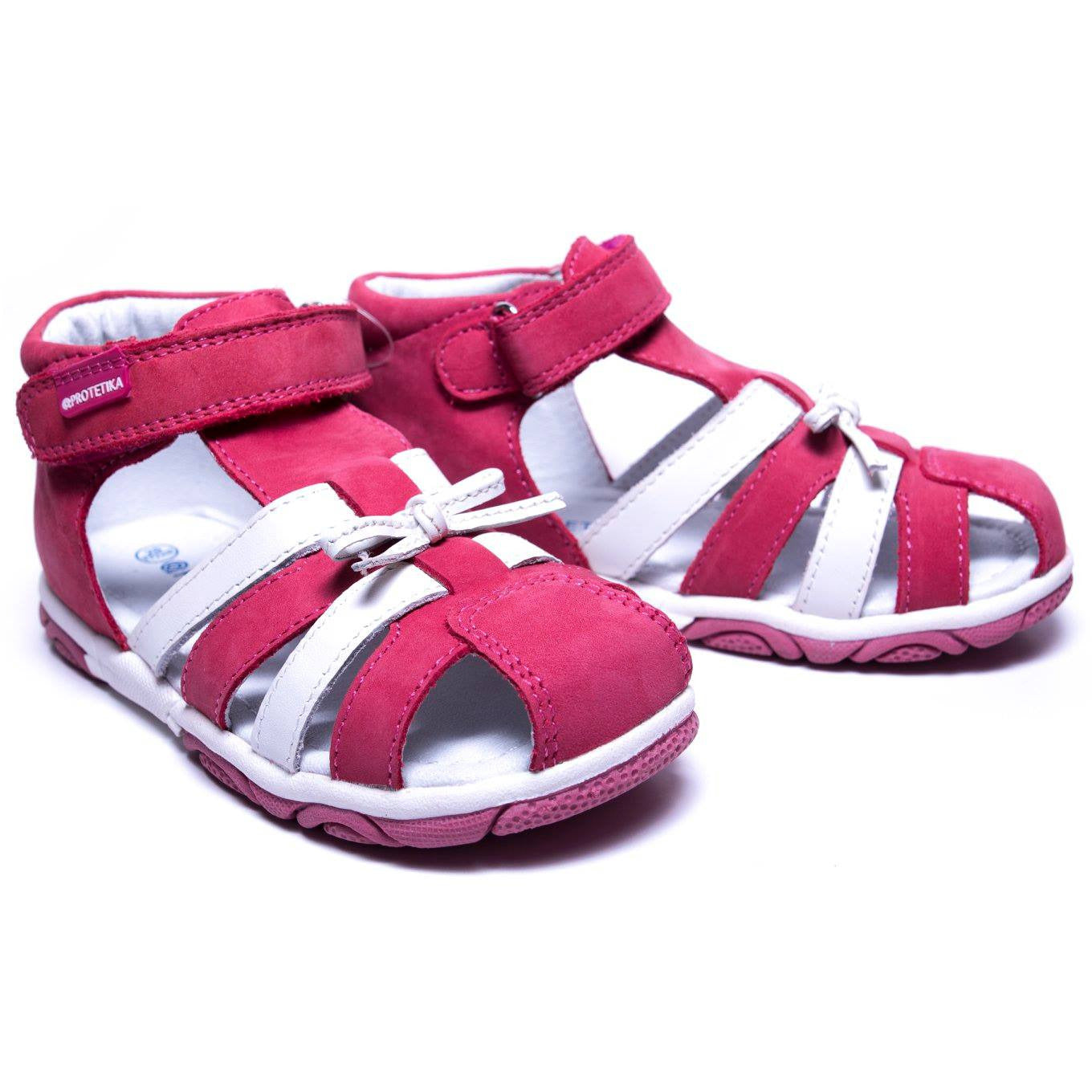 Red white sandals for toddler girls are anatomically shaped, and they support their foot arch and heel straight positioning.