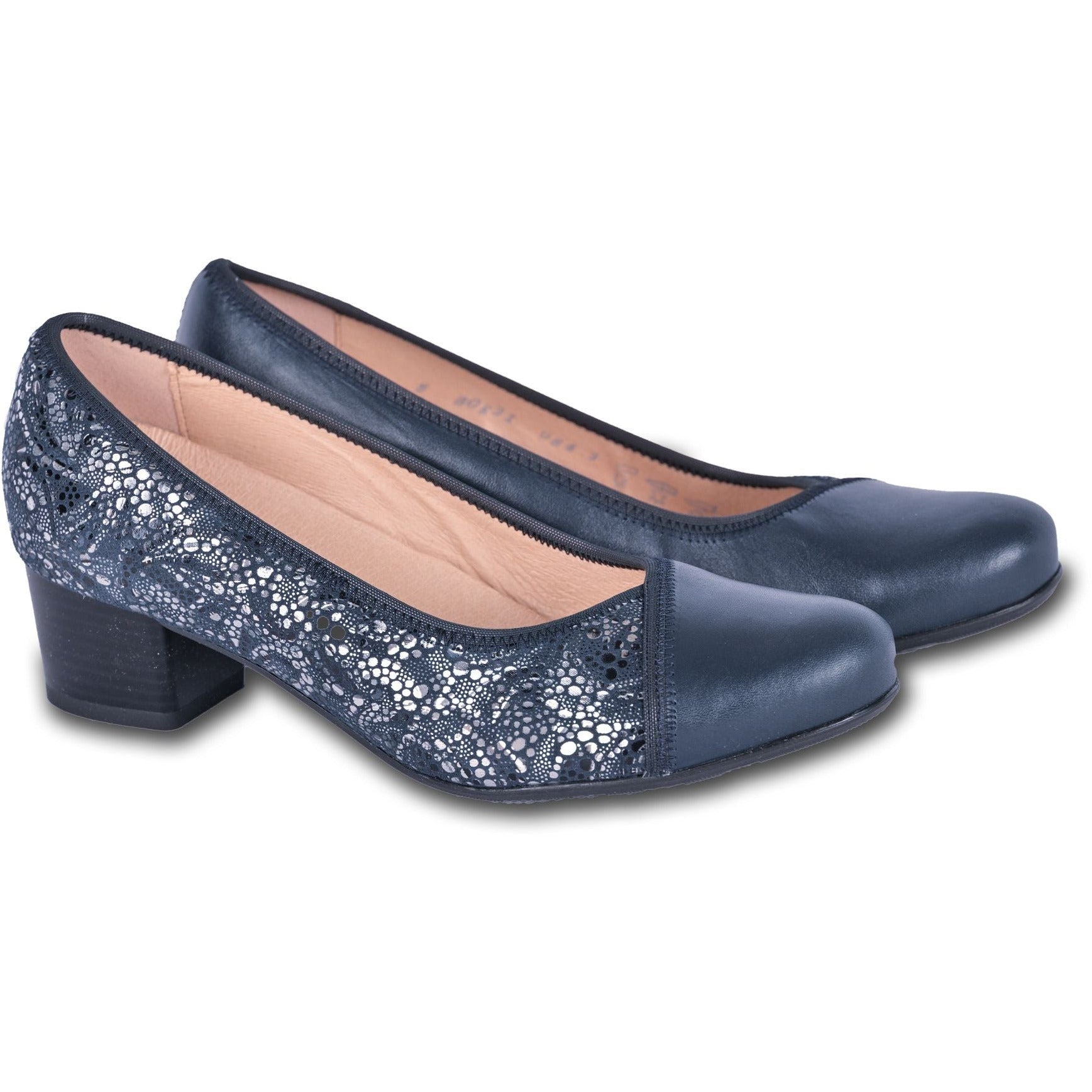 The decorative side with a silver pattern give the shoes a festive and elegant look.