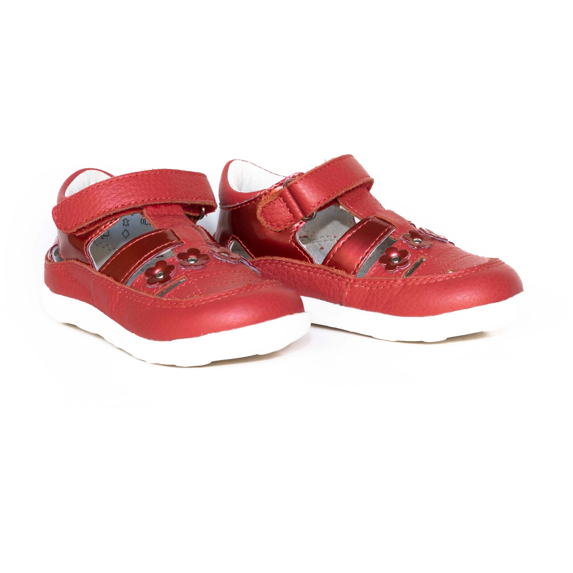 These red toddler girl shoes have a removable insole with a gentle arch support, which stimulates the foot to develop a healthy foot arch.