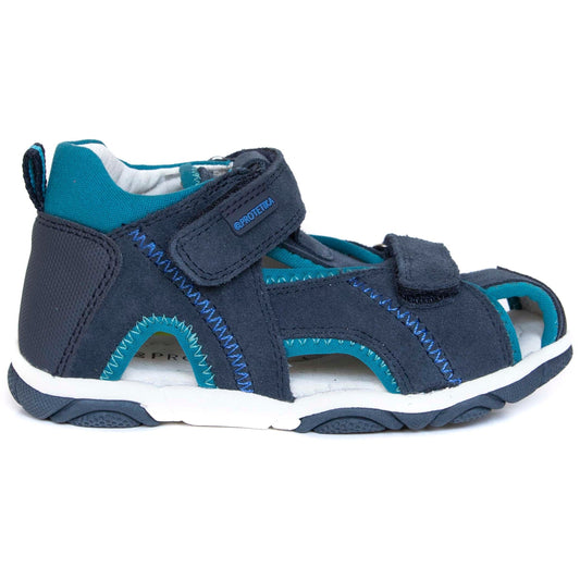 Stoler navy with its dark blue design is a universal toddler boy sandal for all occasions. Thanks to the mild arch support and a closed heel counter your boy's foot will develop correctly.